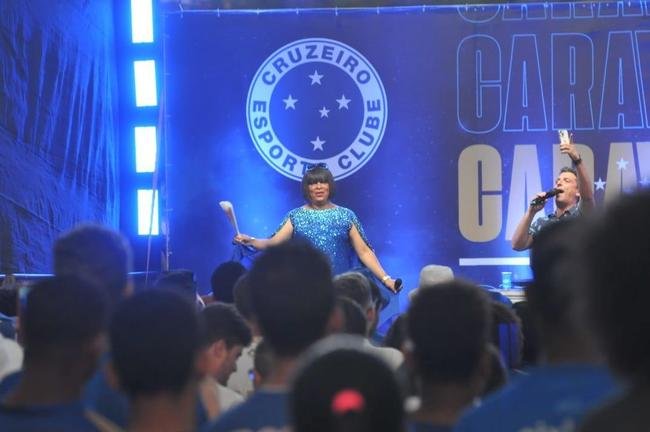Caravana do Cruzeiro em Conselheiro Lafaiete, com a presena de Ronaldo Fenmeno. Milhares de torcedores cruzeirenses compareceram ao Parque de Exposies Tancredo Neves para prestigiar o evento oficial do clube