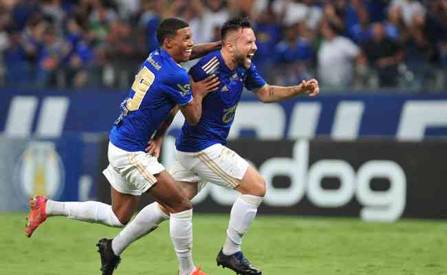 Giovanni marcou o segundo gol do Cruzeiro na vitria por 2 a 0 diante do Brusque