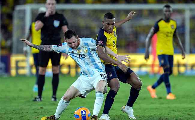 Messi disputa lance com Gruezo: Argentina fica em segundo e Equador é o quarto colocado 
