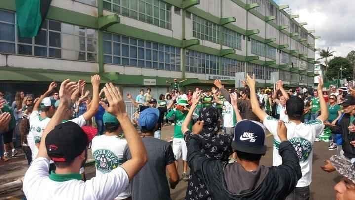 Pela última rodada do Campeonato Brasileiro, a Chapecoense receberia o Atlético na Arena Condá. Com a tragédia envolvendo a delegação da equipe catarinense, a rodada deste fim de semana não aconteceu, sendo adiada para o próximo. Solidário à Chape, que, além de perder jogadores e comissão técnica, não possui condições psicológicas para entrar em campo, o Atlético se pronunciou contra a realização da partida