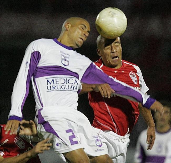 2006 - Defensor Sporting (URU) e Santa Fe (COL) empataram o primeiro jogo, no Uruguai, por 2 a 2. Na volta, novo empate, desta vez por 0 a 0. O time colombiano avanou pelo gol qualificado fora de casa.