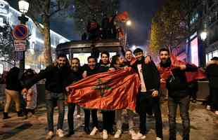 Torcedores marroquinos invadiram as ruas de Paris, na Frana, para festejar a classificao da seleo do Norte da frica s quartas de final da Copa do Mundo. Pas europeu tem grande colnia africana. Marrocos eliminou a Espanha e agora ter Portugal pela frente no Mundial do Catar