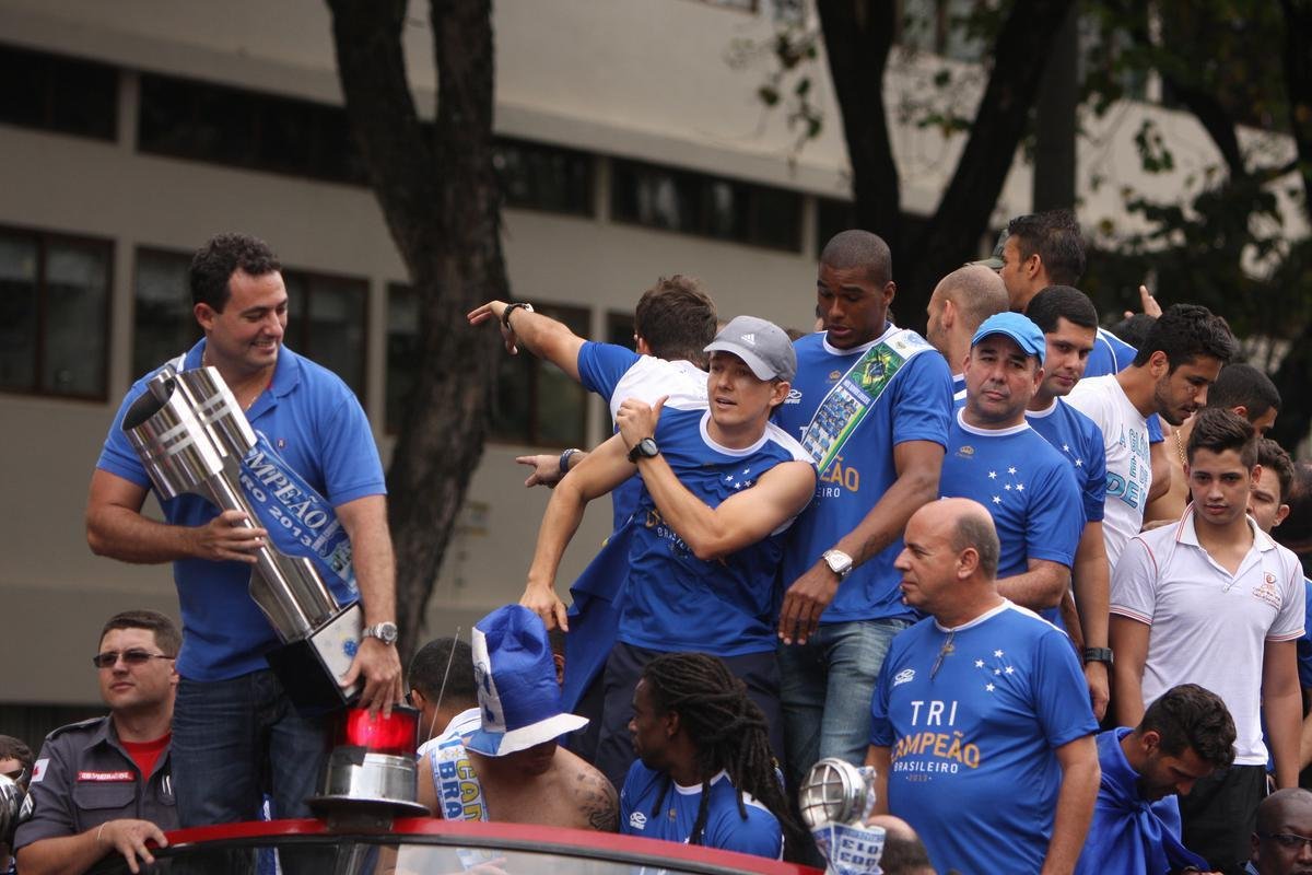 Depois de vencer o Vitria por 3 a 1 no Barrado, em Salvador, na noite de 13 de novembro de 2013, e confirmar o tricampeonato brasileiro, o Cruzeiro desembarcou em Confins numa quinta-feira e foi recebido por milhares de pessoas nas ruas de Belo Horizonte. O elenco desfilou em carro pela Avenida Antnio Carlos, pela Avenida Afonso Pena, no Centro, e foi em direo  sede do Barro Preto. Esta, sem dvida, foi a festa que envolveu o maior nmero de pessoas na capital mineira.