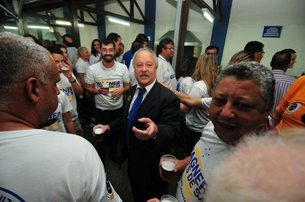 Wagner Pires de S venceu eleio com 235 votos e  o novo presidente do Cruzeiro. Ele comendar o clube no trinio 2018, 2019 e 2020. Srgio Santos Rodrigues, apoiado por Zez Perrella, ficou com 200 votos no pleito.