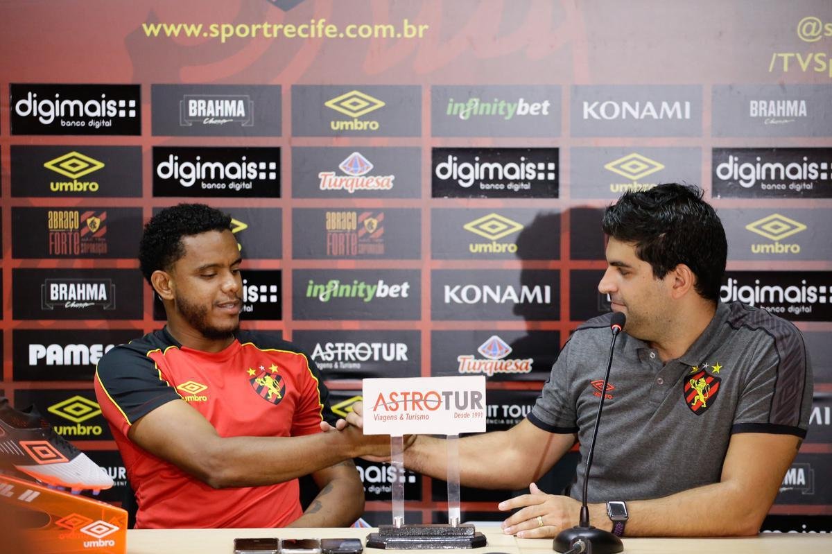 Rithely teve uma manhã agitada no CT do Sport. Ainda sem treinar, o jogador esteve nas instalações do clube para realizar exames fisiológicos junto ao preparador do clube, Inaldo Freire. Depois, apareceu no campo para cumprimentar os companheiros e assistir a movimentação comandada pelo técnico Guto Ferreira. Por fim, concedeu entrevista coletiva, onde abordou o retorno ao clube - confira na íntegra acessando o nosso site