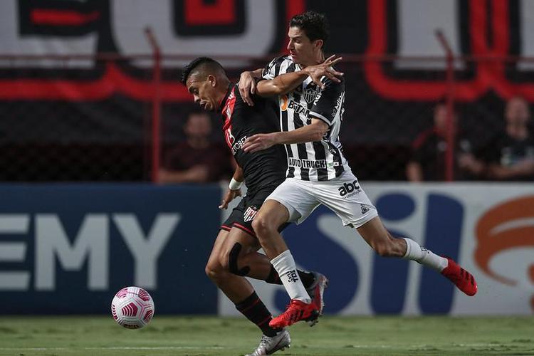 Veja as fotos do confronto entre Atlético-GO e Atlético, no estádio Antônio Accioly, em Goiânia, pela 27ª rodada da Série A do Brasileirão.