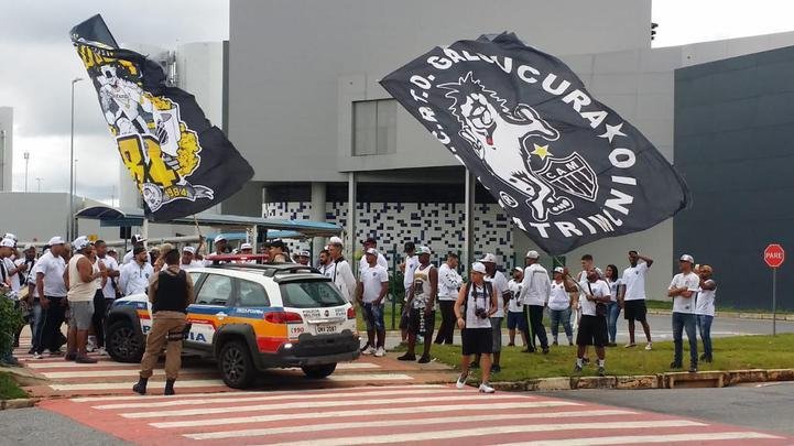 A Polcia Militar impediu os torcedores do Atltico de acessarem o terminal onde Dudamel iria desembarcar