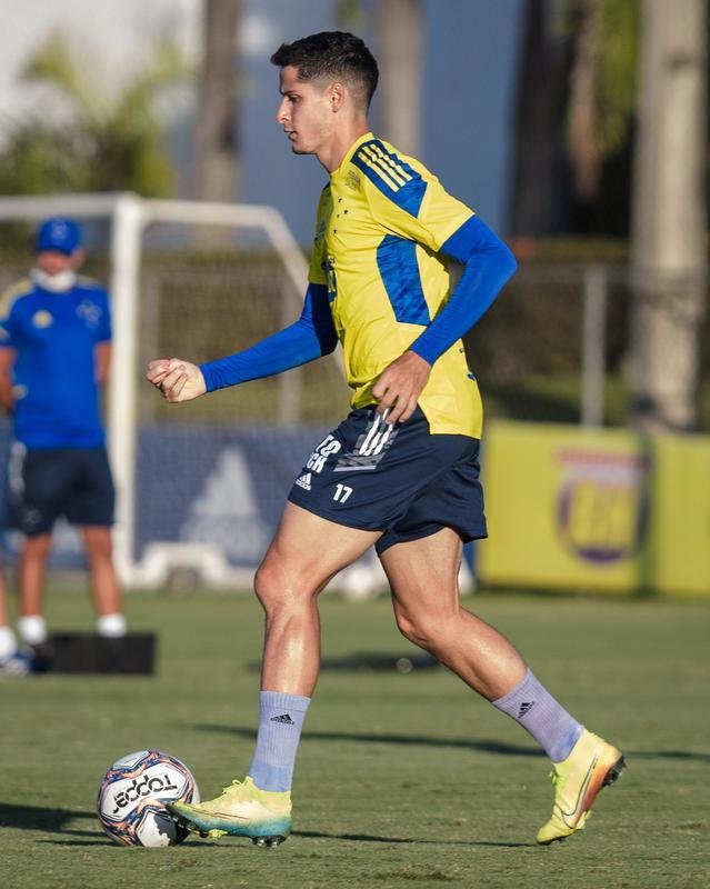 Atacante Guilherme Bissoli realizou primeiro treino com os novos companheiros de Cruzeiro nesta quarta-feira, dia 5 de maio