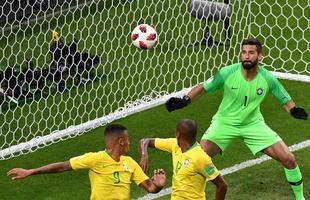 Fernandinho errou ao tentar tirar a bola em escanteio e colocou contra as prprias redes