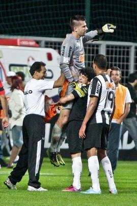 Aps a partida, Victor era o mais assediado no gramado do Independncia