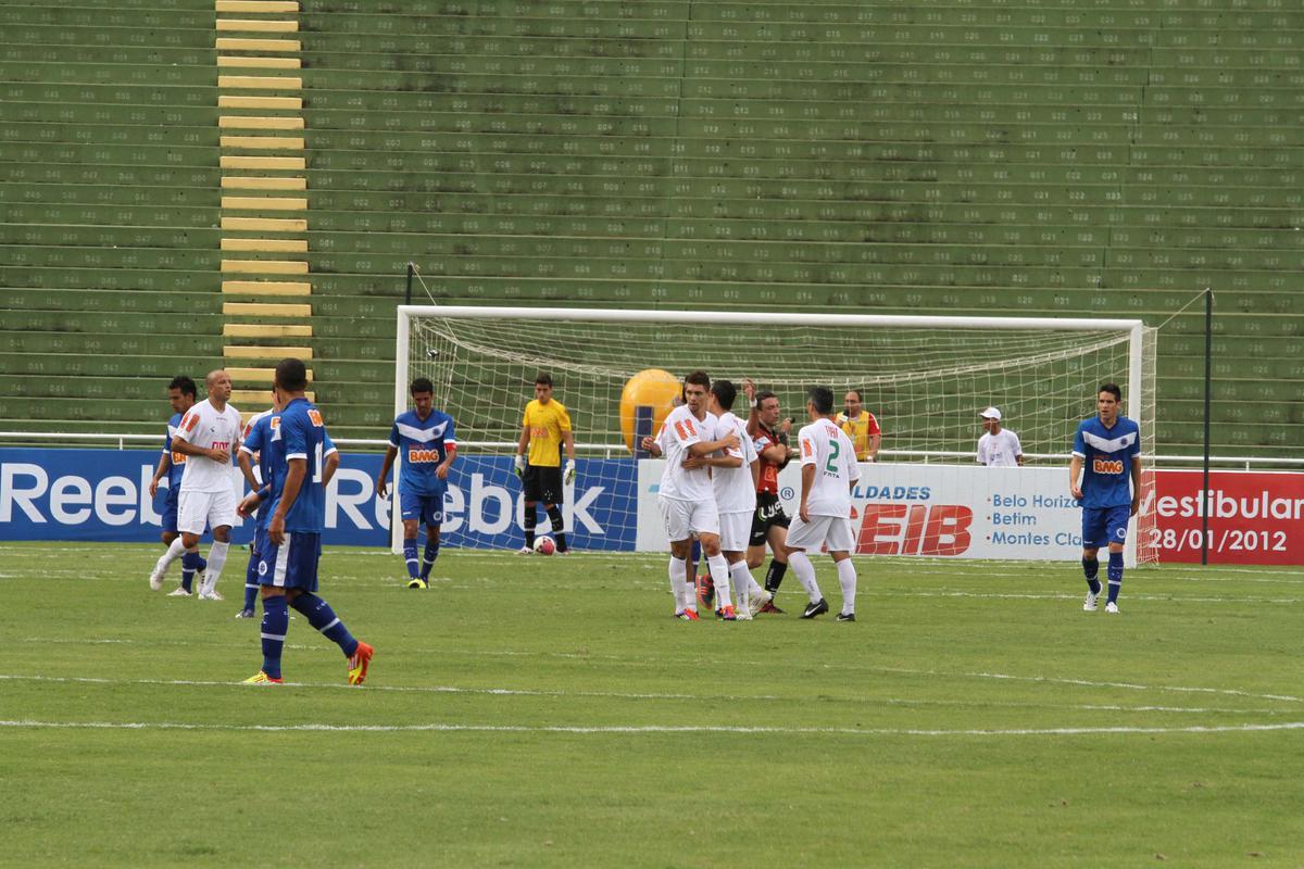O América venceu o Cruzeiro por 3 a 2, no dia 22 de janeiro de 2012, no Parque do Sabiá, em Uberlândia, em partida amistosa. Adeilson, Rodriguinho e Bruno Meneghel marcaram para o Coelho, enquanto Wellington Paulista (2x) descontou para a Raposa.