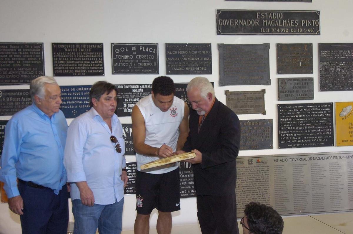 19/07/2009 - Ronaldo coloca os ps na Calada da Fama, do Mineiro, antes do jogo entre Corinthians e Cruzeiro. Ele  homenageado na mesma ocasio pelo ento presidente cruzeirense Zez Perrella