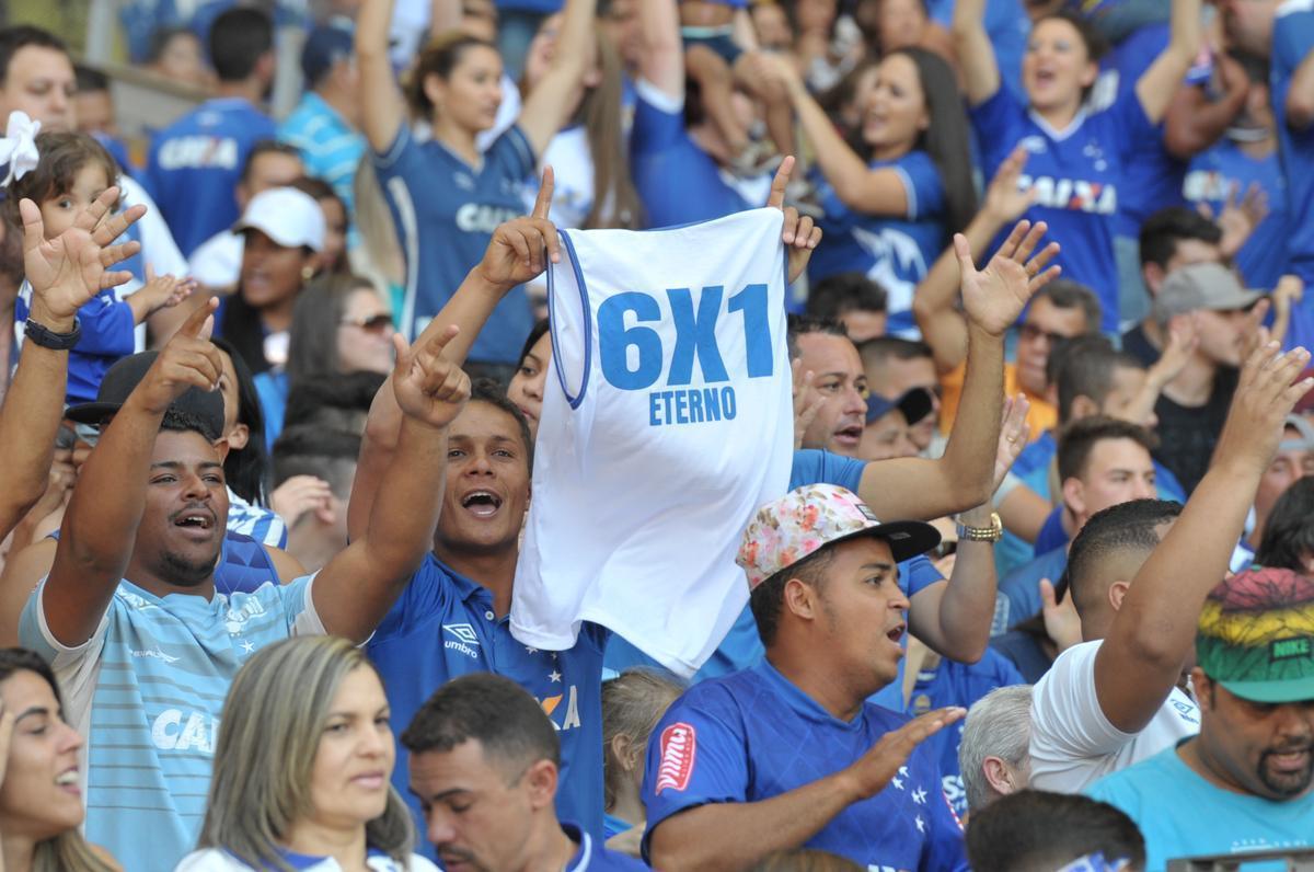 Imagens das torcidas de Cruzeiro e So Paulo no Mineiro
