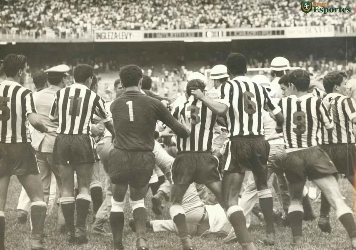 24/10/1965 - Lance do jogo entre Atlético e Cruzeiro, realizado no Mineirão, em Belo Horizonte, onde acontece a primeira briga no estádio. A partida terminou aos 34 minutos do segundo tempo, quando o juiz assinalou um pênalti na grande área do time alvinegro e os jogadores protestaram. O jogo terminou em 1 a 0 para o Cruzeiro.