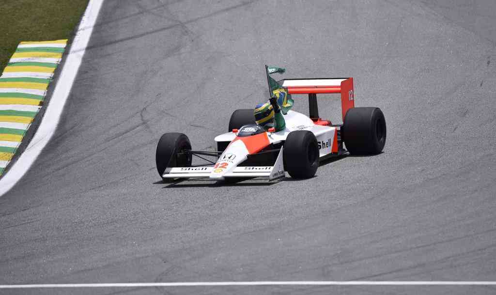 Bruno Senna pilota McLaren histórica de Ayrton e leva Interlagos ao delírio