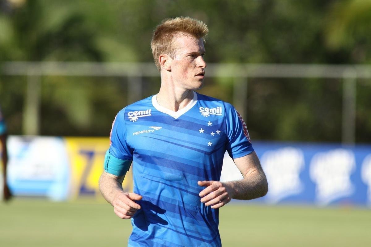 Douglas Grolli (zagueiro) - Embora seja considerado um jogador com grande valor de mercado, fez apenas trs jogos pelo Cruzeiro. Nos ltimos anos, Grolli foi emprestado para Ponte Preta e Chapecoense, at que teve seu contrato rescindido pela Raposa neste ano. Recentemente, o defensor se transferiu para o Bahia.