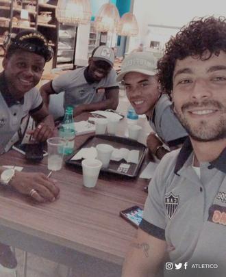 Jogadores do Atlético embarcaram rumo ao Uruguai