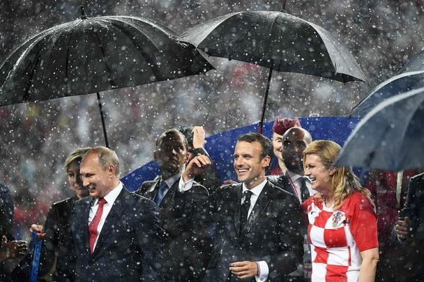 Presidente francês Emmanuel Macron vibra muito com o título francês e depois ainda entrega medalhas e troféu aos campeões; já a presidente croata Kolinda Grabar-Kitarovic deu show de simpatia mesmo com o vice