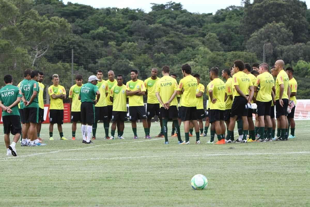 O elenco do Amrica se reapresentou para a temporada 2015 na tarde desta segunda-feira, no CT Lanna Drumond. Depois de reunio com integrantes do conselho de administrao, os jogadores foram para um campo secundrio, onde realizaram o primeiro trabalho com bola. O gramado principal passa por reformas.