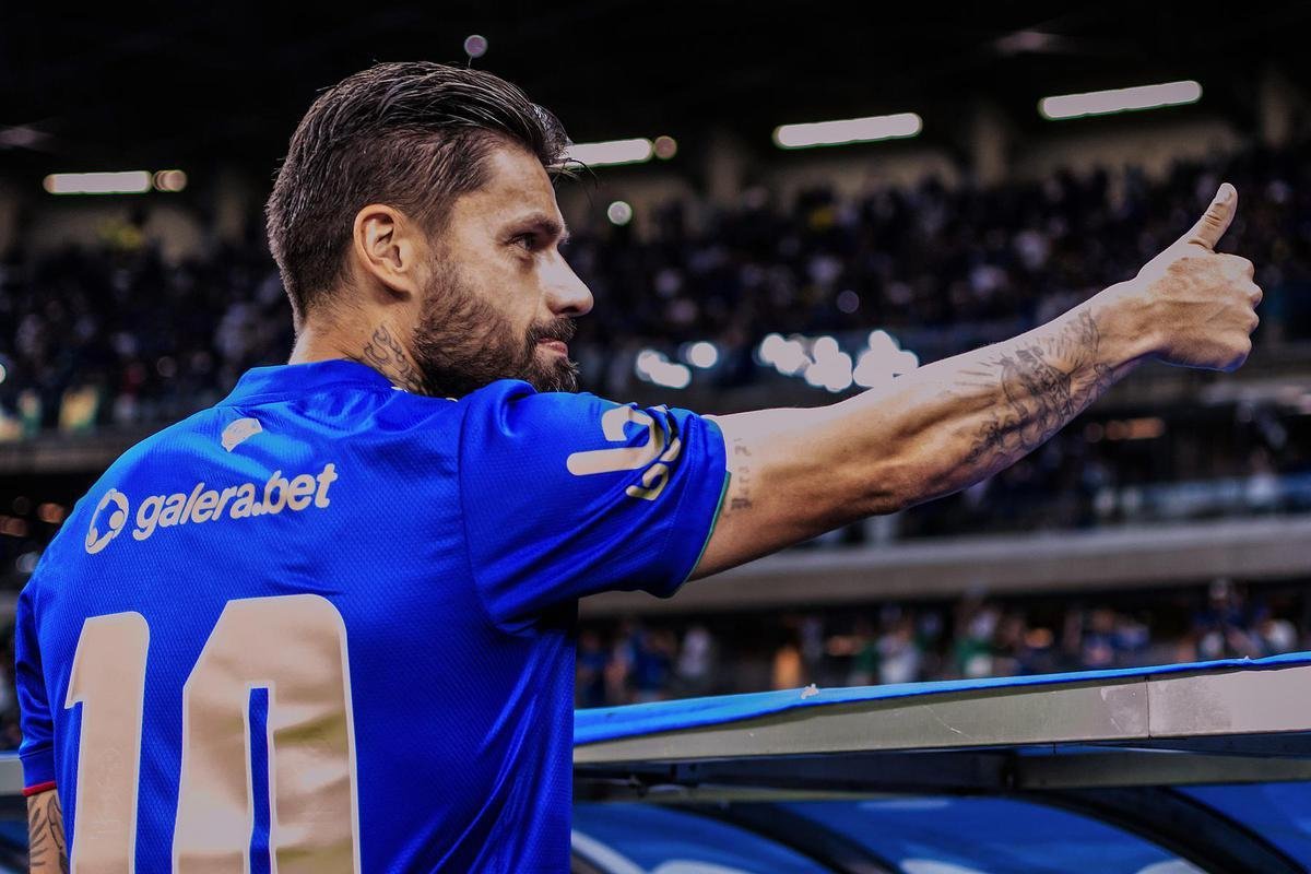Rafael Sobis no renovou seu contrato com o Cruzeiro e decidiu se despedir dos gramados no ltimo jogo da Raposa pela Srie B do Campeonato Brasileiro, contra o Nutico, em 25 de novembro