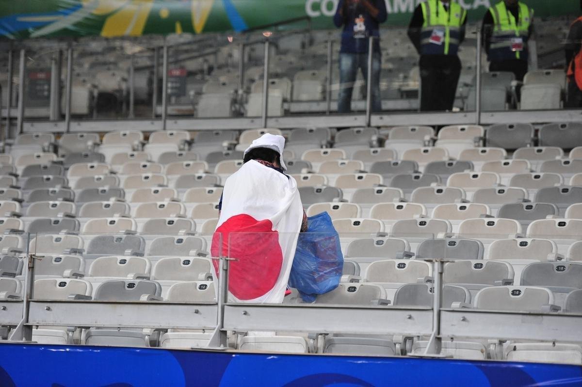 Depois do empate entre Japo e Equador, por 1 a 1, pela Copa Amrica, um torcedor japons deu um bom exemplo aos brasileiros. Com pacincia, ele recolheu lixo em vrios pontos do setor em que se encontrava no Mineiro. Na Copa de 2014, no Brasil, os nipnicos j haviam mostrado civilidade ao mundo ao limpar arquibancadas e vestirios dos estdios.