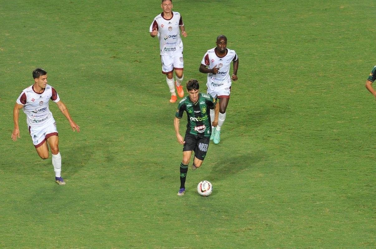 O Amrica recebeu o Patrocinense nesta quarta-feira (16), no Independncia, em Belo Horizonte, para confronto vlido pela 7 rodada do Campeonato Mineiro. A partida marcou a estreia do experiente goleiro Jailson com a camisa do Coelho.