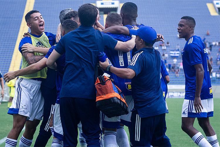 Cruzeiro vence Sport e vai 