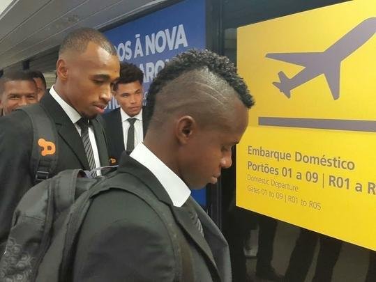 Jogadores do Atlético no Aeroporto Internacional de Confins durante embarque para o Chile