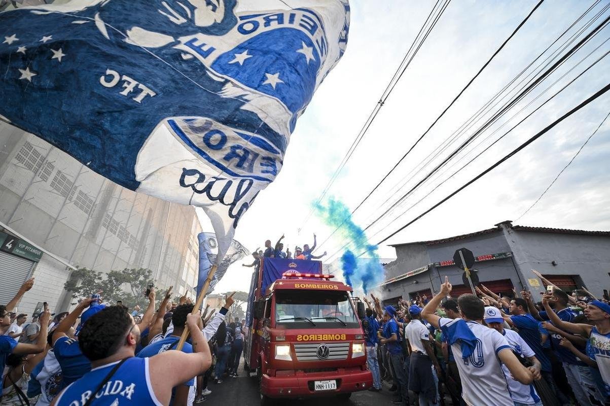 Time de vlei do Cruzeiro festeja conquista da Superliga nas ruas e no estdio