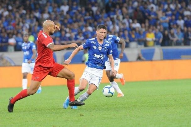 Fotos do primeiro tempo do duelo entre Cruzeiro e Internacional, no Mineiro, pela semifinal da Copa do Brasil