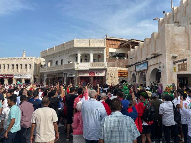 Torcidas da Copa do Mundo de 2022 tm se encontrado no Souq Waqif, tradicional mercado em Doha, no Catar.