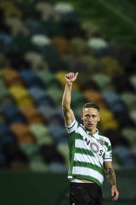 O ponta portugus Nuno Santos foi um dos infectados no Sporting