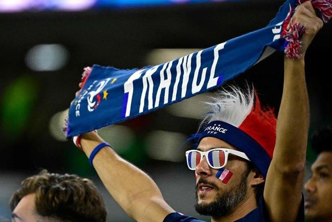 Torcedores no Estdio Al Thumama, em Doha, para o duelo entre Frana e Polnia, pelas oitavas de final da Copa do Mundo.