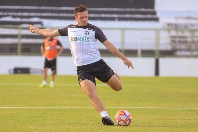 Eduardo Brock - o zagueiro de 29 anos  reserva do Cear no Campeonato Brasileiro. Seu contrato se encerra em fevereiro, o que j possibilita um eventual acerto com o Cruzeiro. Gabriel Spessato, empresrio do jogador, afirmou ao Superesportes que no recebeu nenhum contato da diretoria mineira. O interesse foi noticiado pelo site Deus Me Dibre no dia 29 de janeiro.