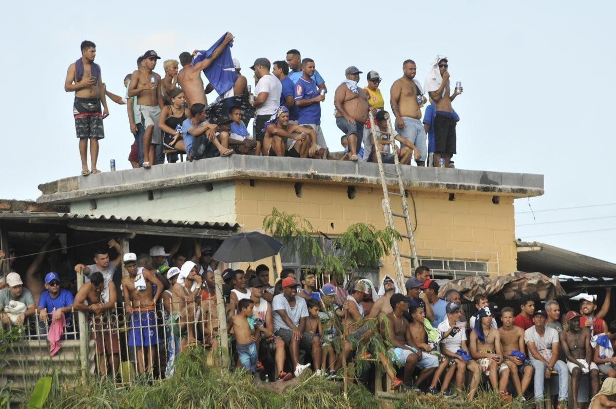 Torcidas de Cruzeiro e Guarani lotaram estdio Fario e casas do entorno, em Divinpolis, para assistir ao duelo de abertura do Campeonato Mineiro 2019