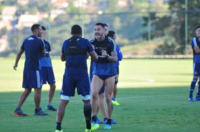 Elenco da Universidad de Chile treinou nesta tera-feira  tarde na Cidade do Galo, em Vespasiano. Time chileno se prepara para enfrentar o Cruzeiro na quinta, s 19h15, no Mineiro, pela Copa Libertadores. Tcnico Angel Guillermo Hoyos ter retornos do zagueiro Jara e do lateral-esquerdo Beausejour