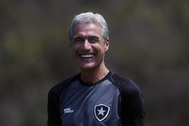 3 - Lus Castro foi anunciado pelo Botafogo em 25 de maro de 2022