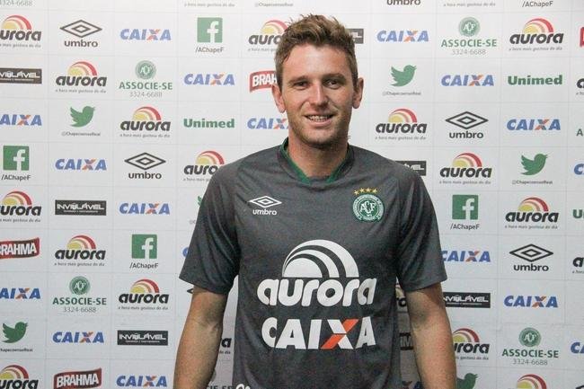 Depois de anunciar sua sada do Cruzeiro, Alexandre Mattos ainda fechou a contratao do lateral-direito Fabiano, destaque da Chapecoense no Brasileiro de 2014