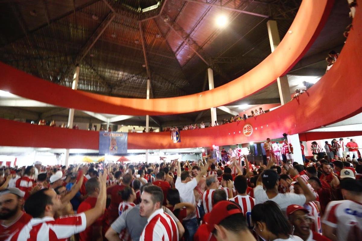 A felicidade alvirrubra invadiu o gramado após a vitória em cima do Paysandu, em cobranças da marca penal.