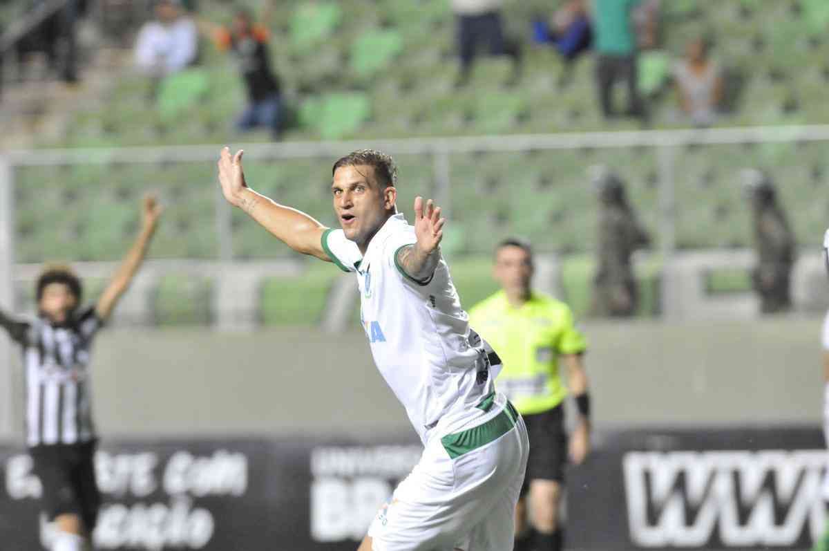Rafael Moura, em impedimento, tocou na bola aps cabeceio de Rafael Lima e teve gol anulado pela arbitragem