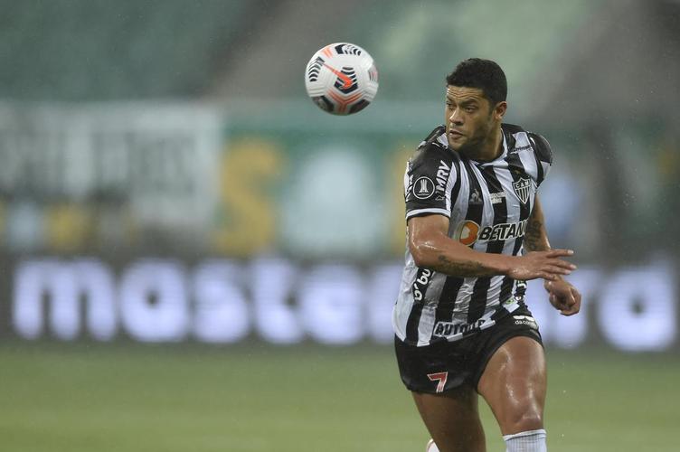 Diego Costa sofreu pnalti. Hulk cobrou e mandou na trave esquerda.