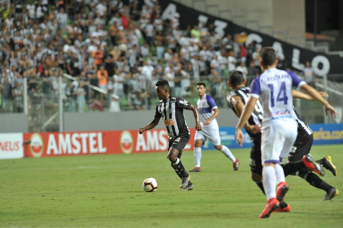Lances do primeiro tempo do duelo entre Atltico e Defensor, pela terceira fase da Copa Libertadores
