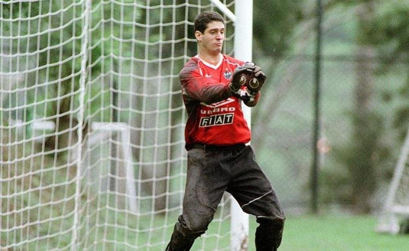 Eduardo - 2002 a 2004: contratado pelo Atl�tico em 2002, Eduardo conseguiu assumir a titularidade na equipe durante o Campeonato Brasileiro daquele ano e ficou na equipe at� meados de 2004. Em 65 jogos disputados, levou 100 gols. Ele ficou marcado por fazer um gol de cabe�a no Campeonato Brasileiro de 2003, contra o Juventude, no Mineir�o, e garantir a vit�ria do Galo, nos acr�scimos, por 2 a 1.