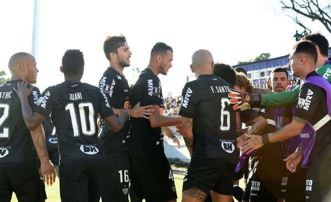 Jogadores do Atltico comemoram gol de Ricardo Oliveira sobre o Danubio, no Uruguai: 1 a 0