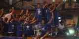 Com trio eltrico de jogadores e mais de 20 mil torcedores, Cruzeiro fez a festa na Praa Sete! Veja as melhores fotos