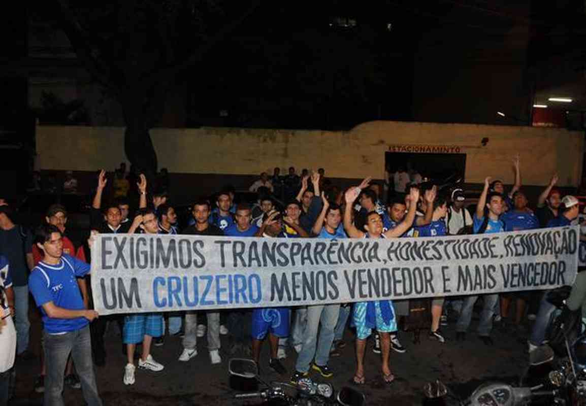 Na torcida por Roger, Deborah Secco acompanha a goleada do Cruzeiro