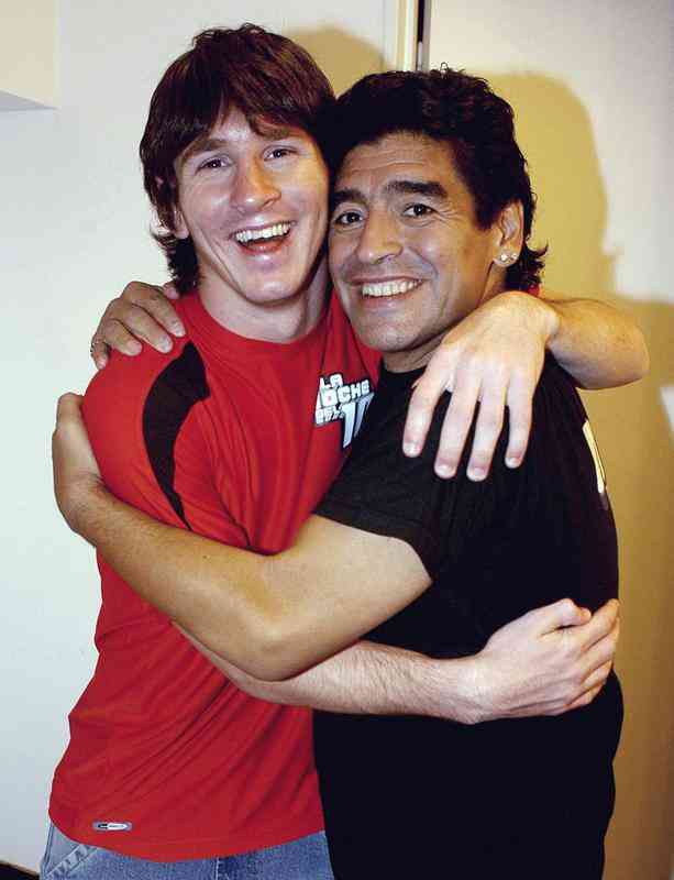 Grandes encontros de Maradona: o astro ao lado de Messi, em 2005