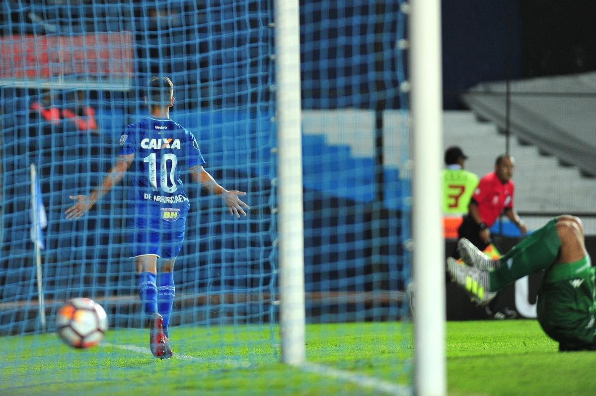 Fotos do primeiro tempo de Racing e Cruzeiro, no El Cilindro, pela Copa Libertadores. Arrascaeta empatou para o Cruzeiro, de cabea, aps cruzamento de Egdio