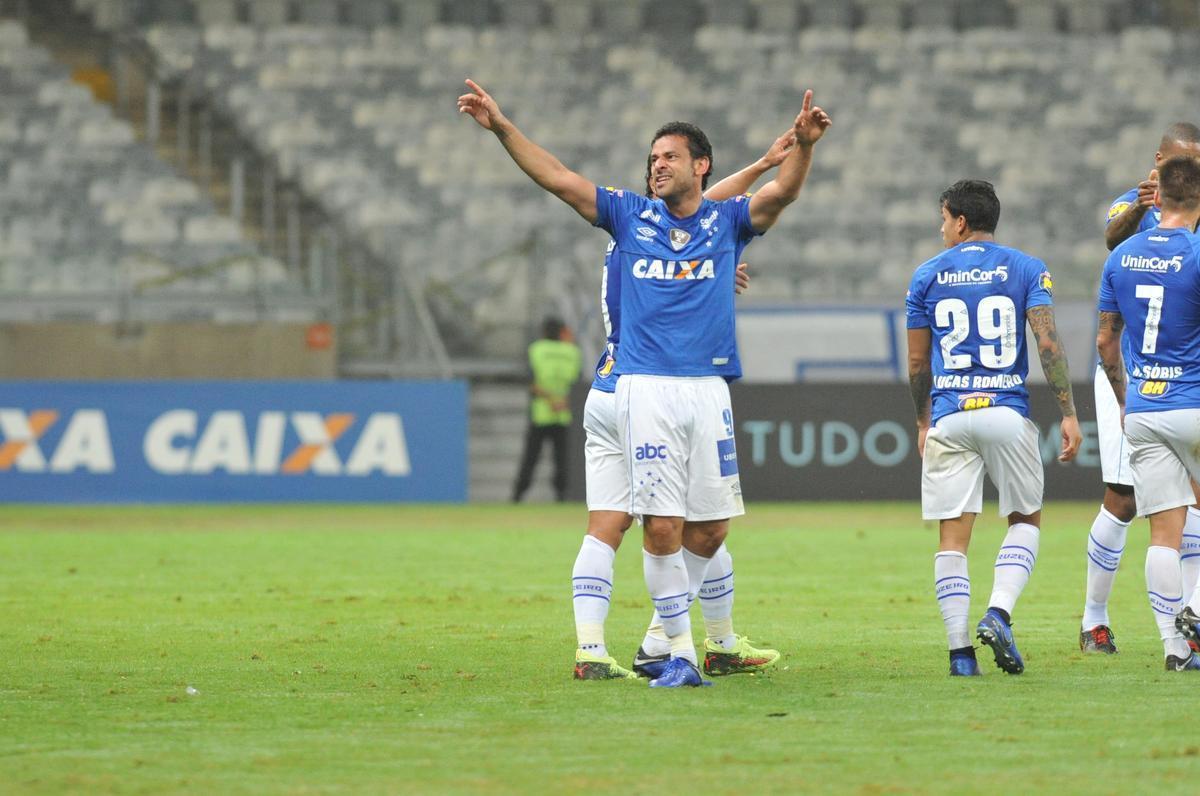 Cruzeiro venceu com facilidade o time paranaense na noite deste sbado
