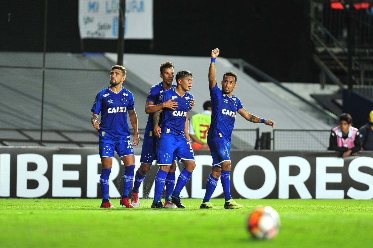 Fotos do primeiro tempo de Racing e Cruzeiro, no El Cilindro, pela Copa Libertadores. Arrascaeta empatou para o Cruzeiro, de cabea, aps cruzamento de Egdio
